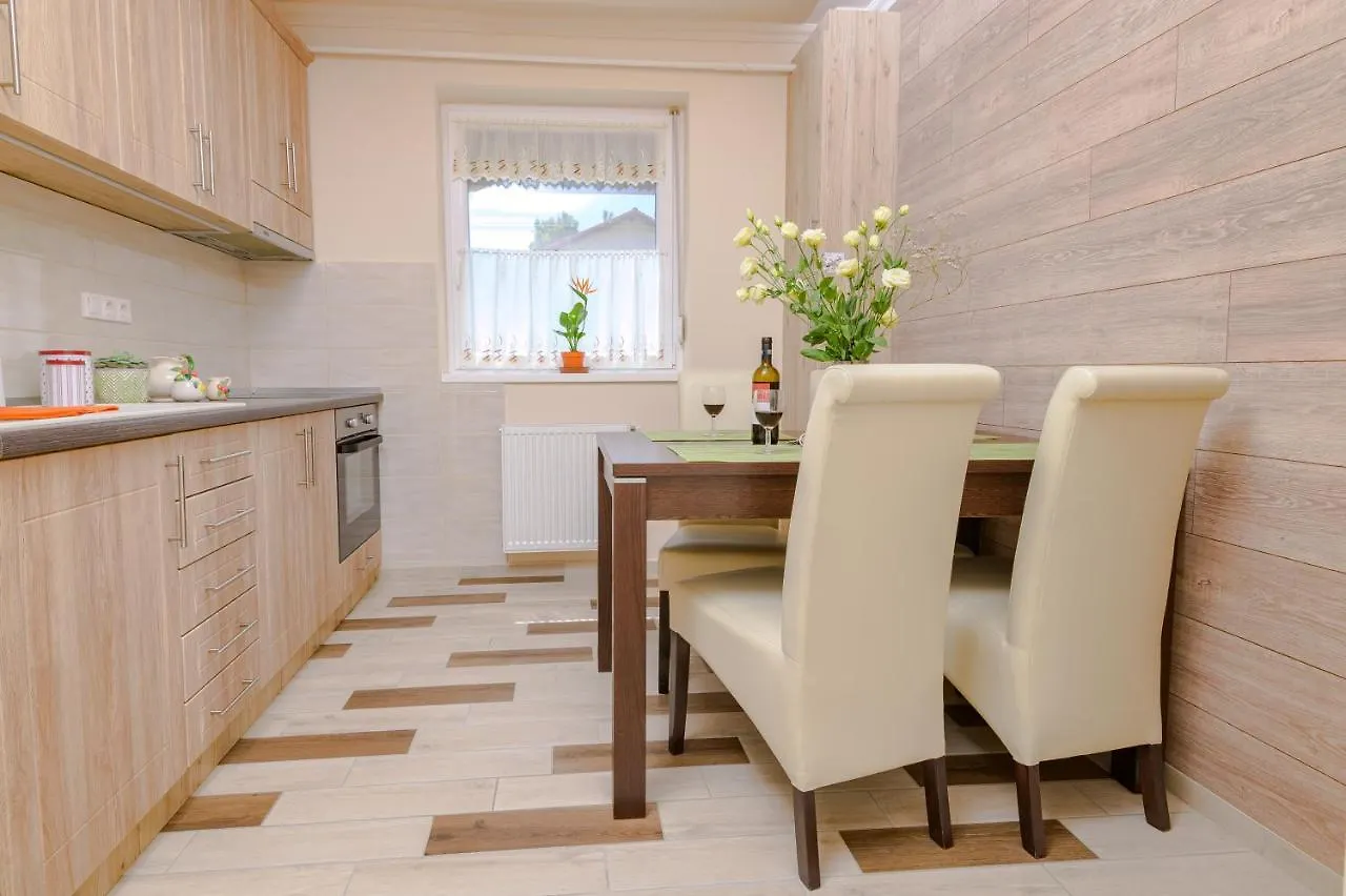 Illes Apartmanok I. Hajduszoboszlo Apartment